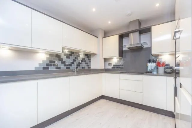 2 bed flat for sale, Kings Road, Fleet, GU51