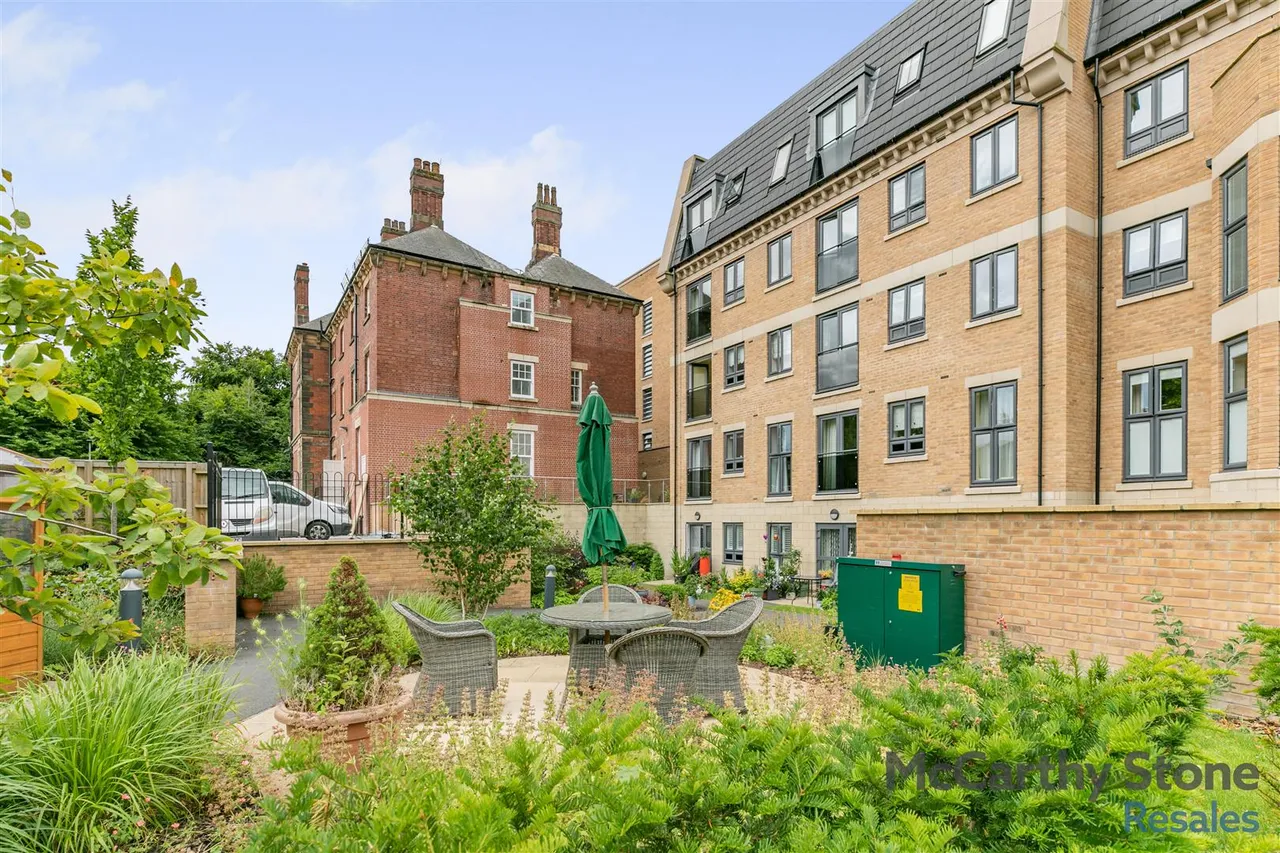 2 bed flat for sale, Berneslai Close, Barnsley, S70