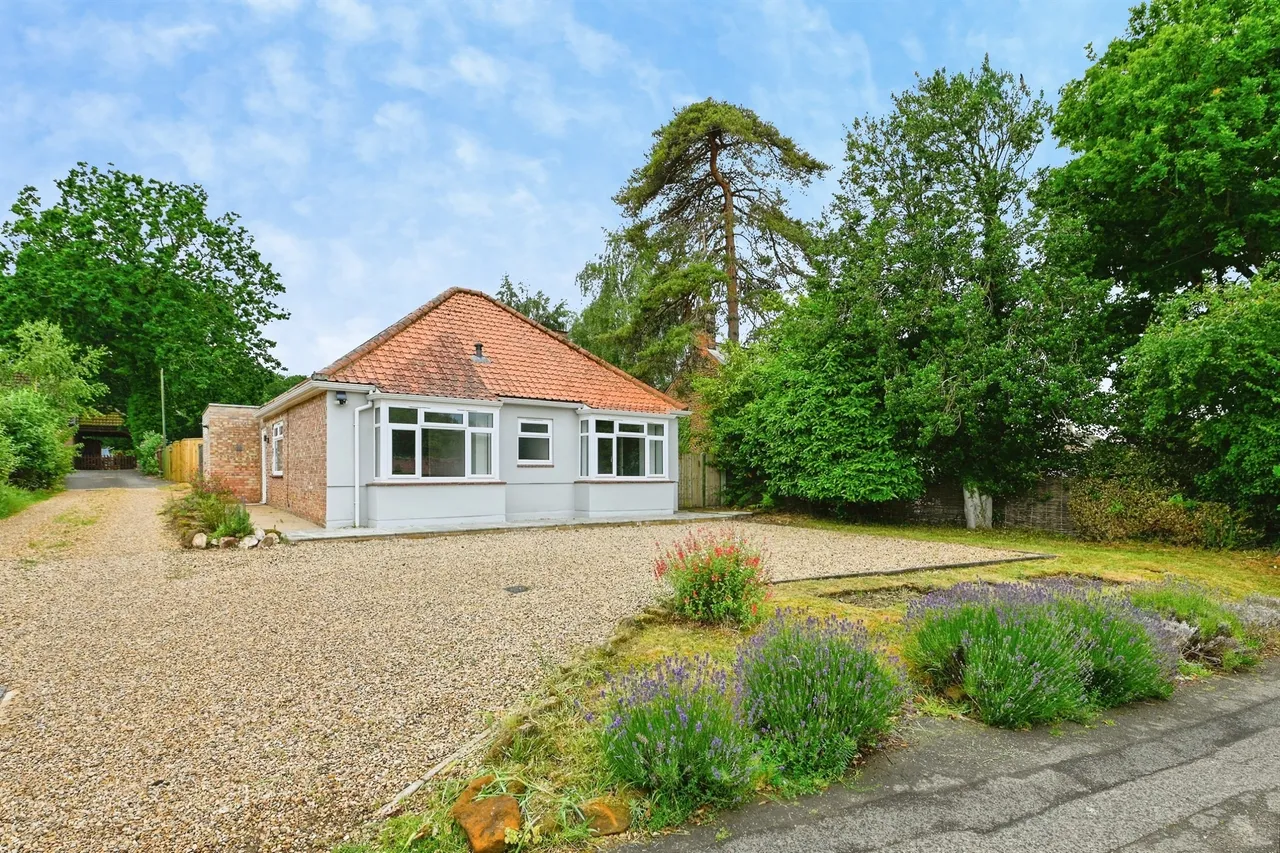 3 bed house for sale — Manor Road, Dersingham, King's Lynn