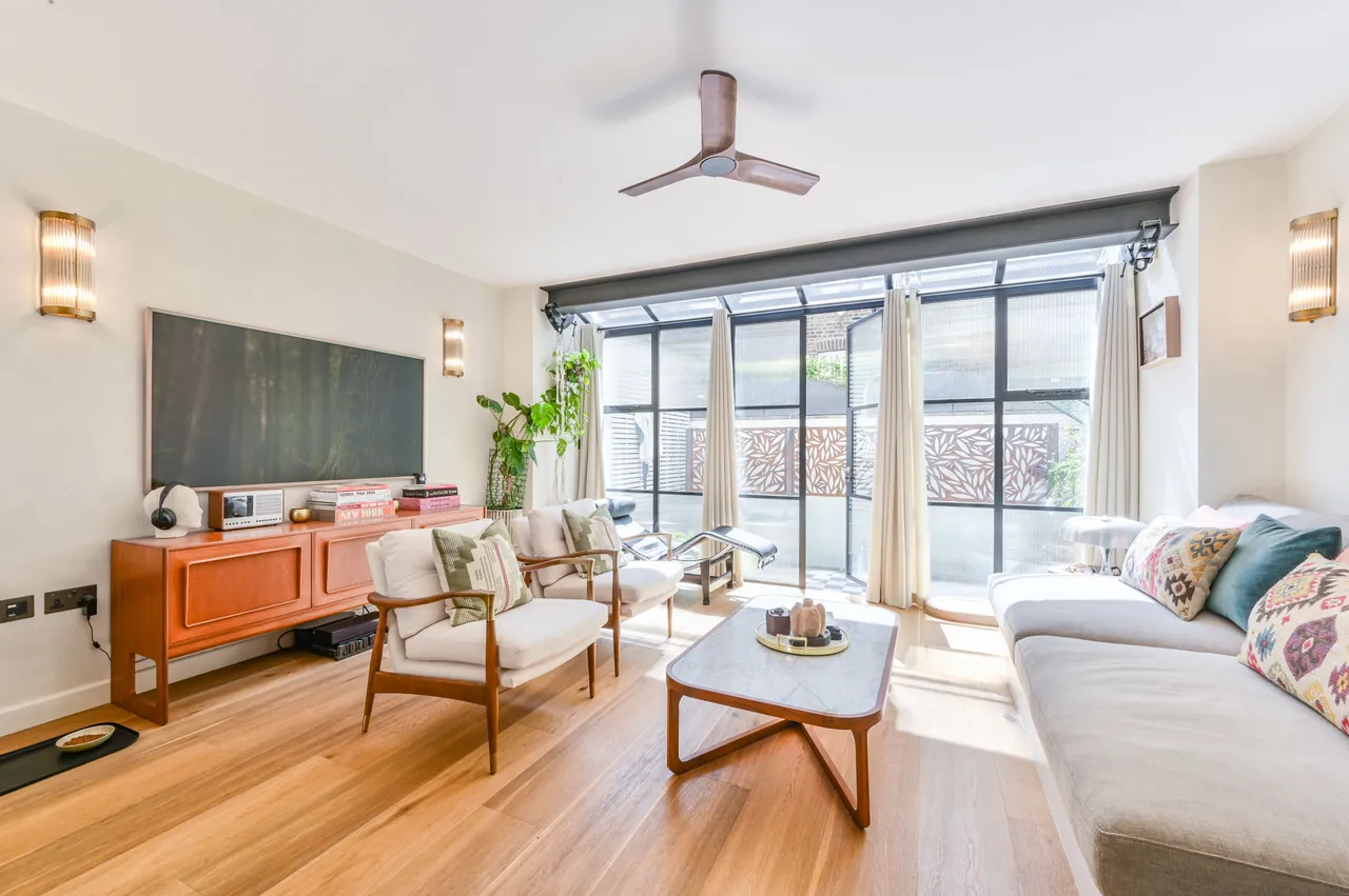 2 bed house for sale — 36 Conduit Passage, London