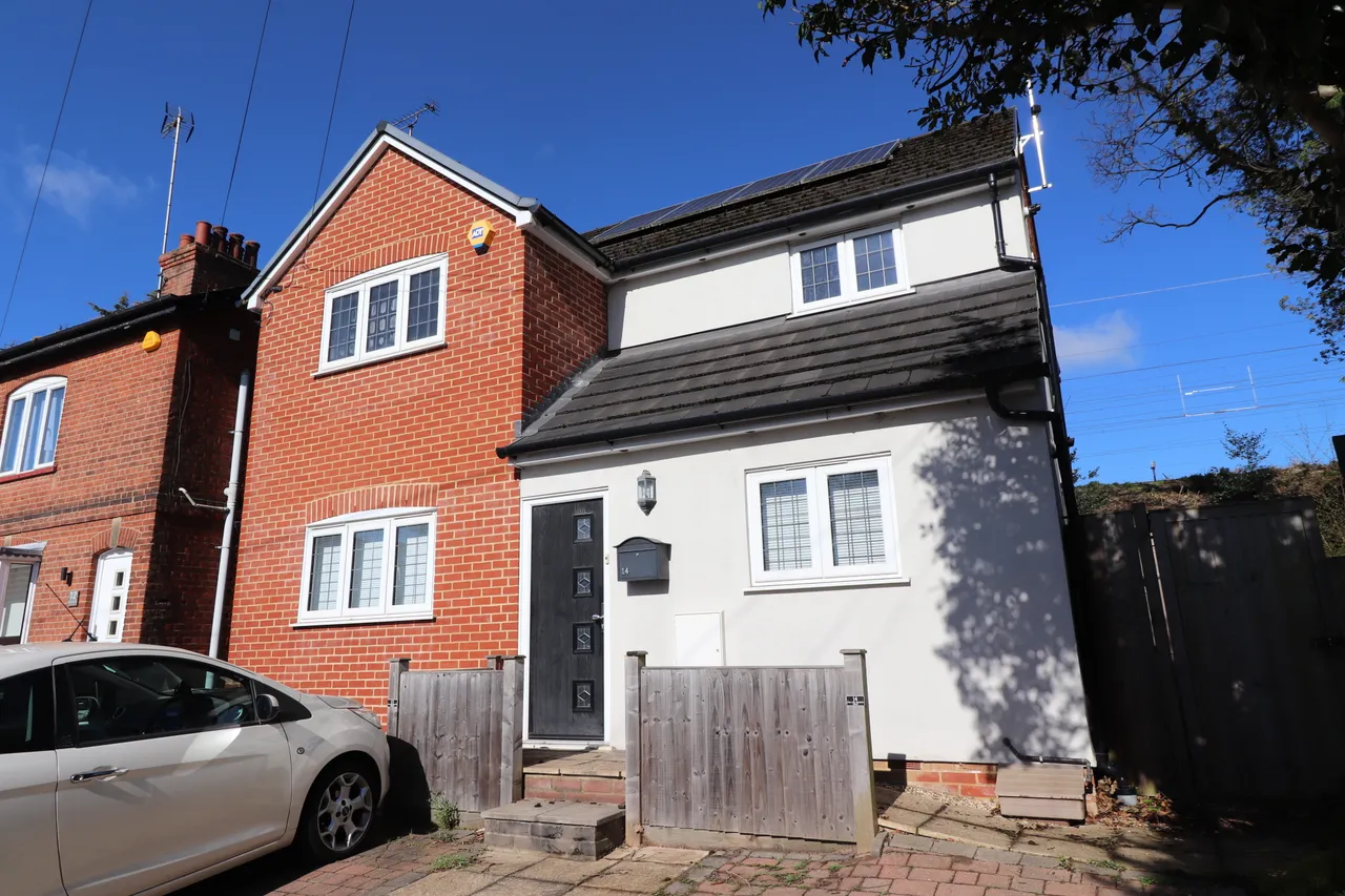 2 bed flat to rent — Alexander Lane, Shenfield
