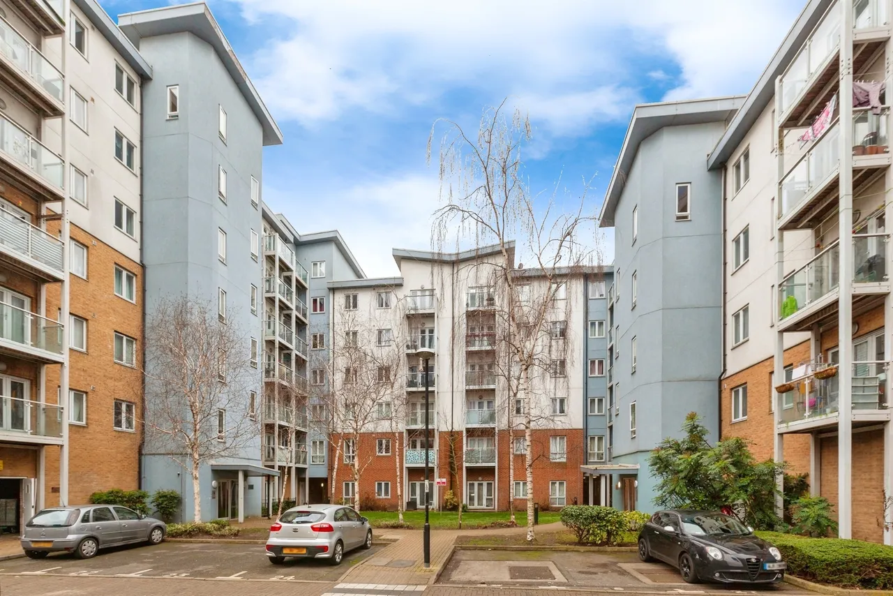 2 bed flat for sale, Mill Street, Slough, SL2