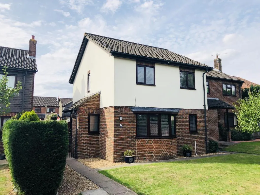 3 bed house for sale — Porchester Close, Charlton, Andover