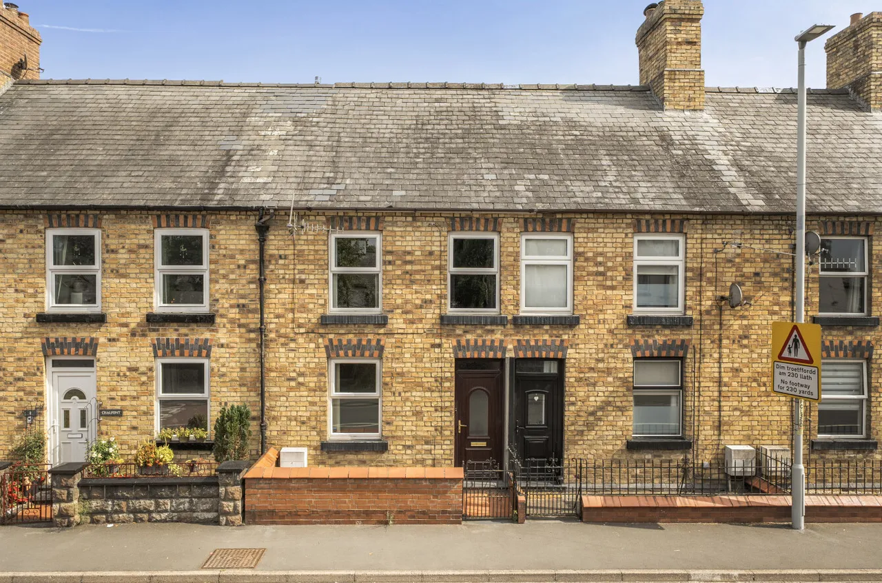 3 bed house for sale, Bridge Street, Caersws