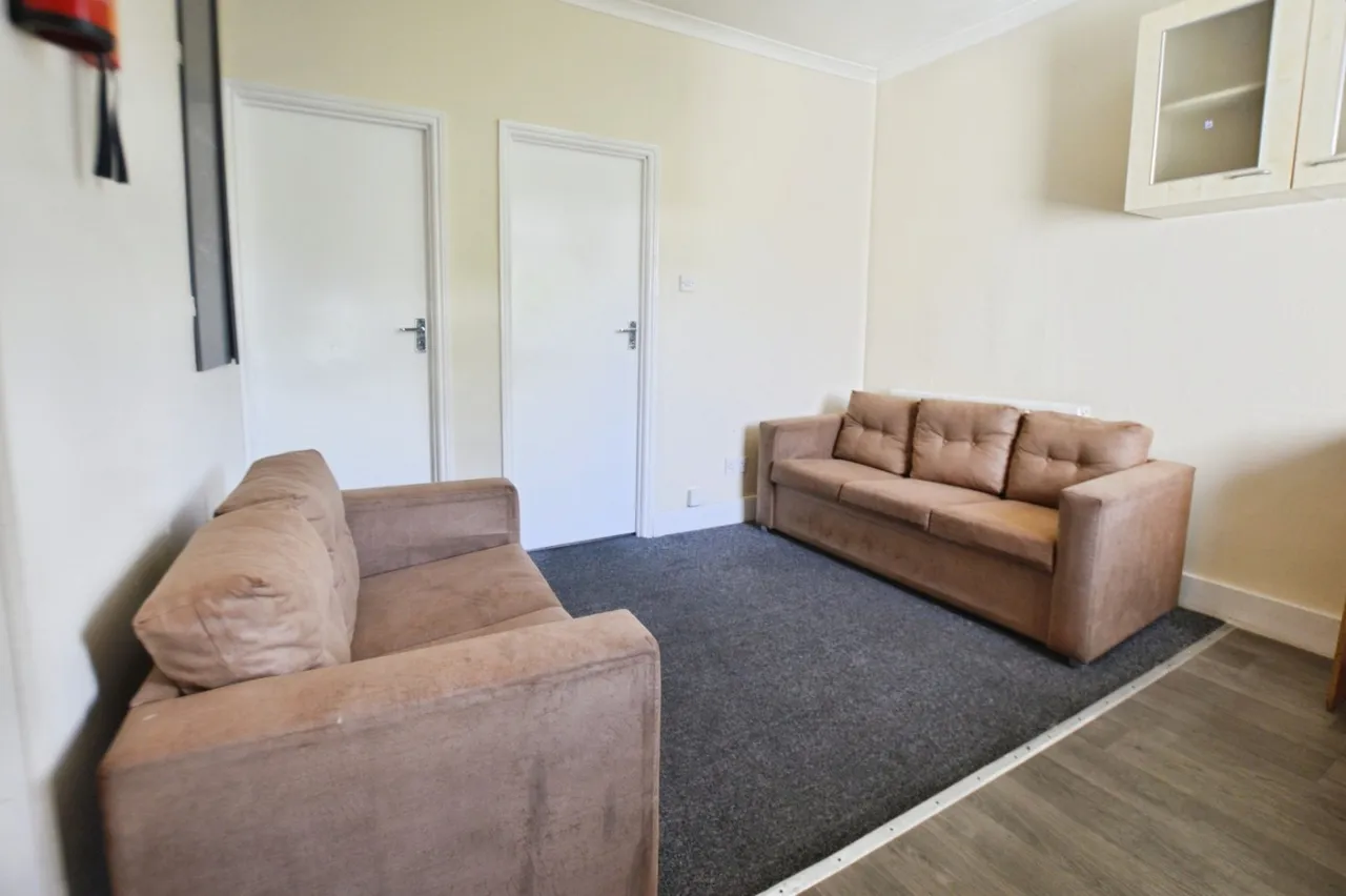 2 bed flat to rent — Buckingham Road, London, IG1