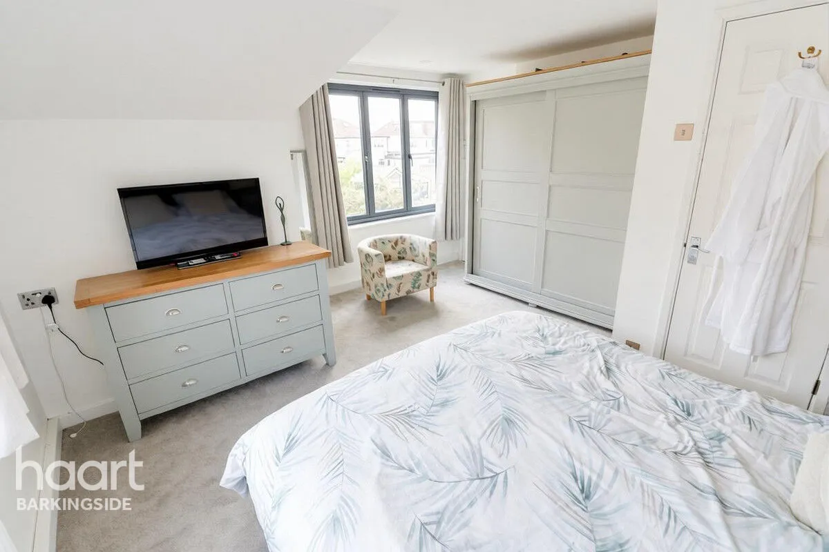Ewellhurst Road, Clayhall, IG5, photo 18