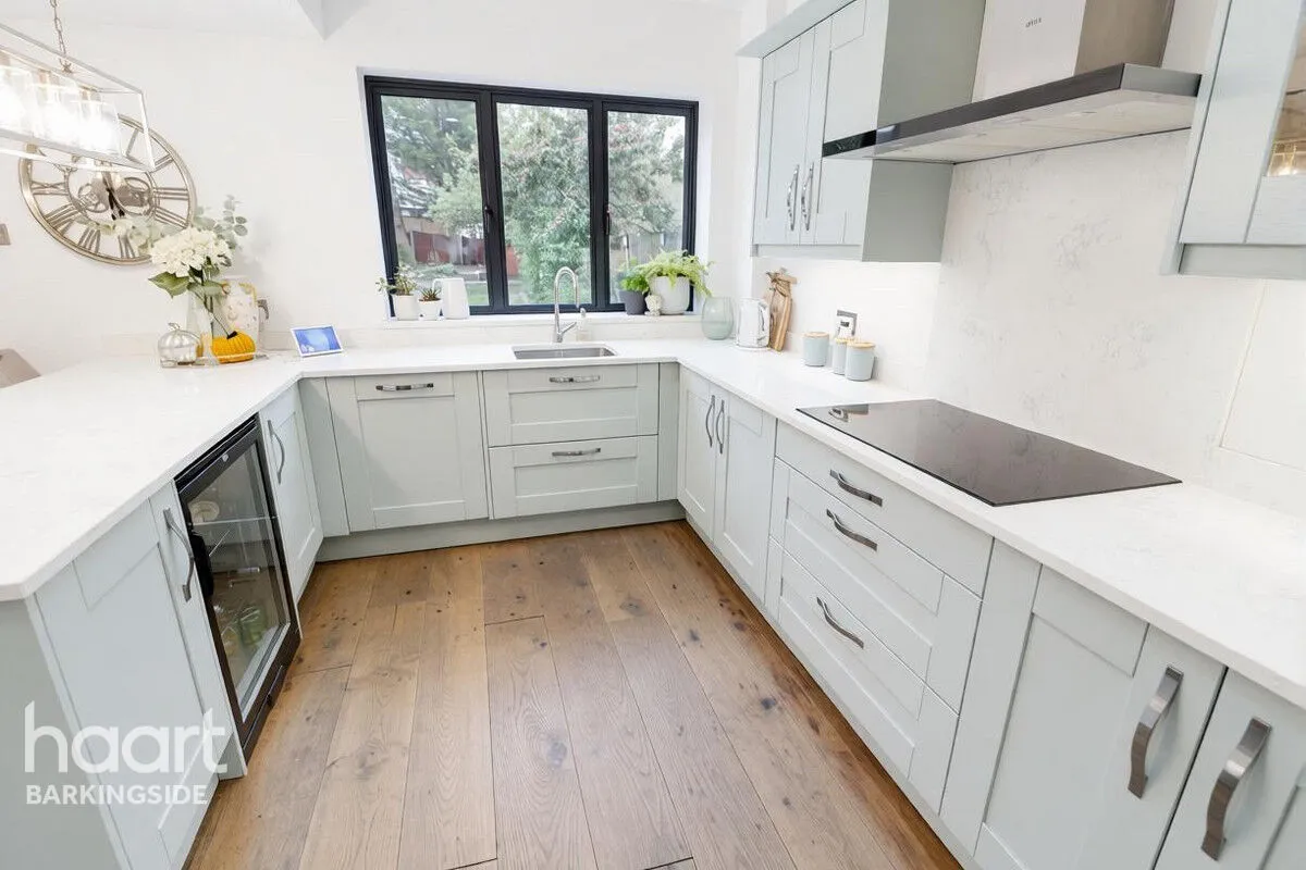 Ewellhurst Road, Clayhall, IG5, photo 12