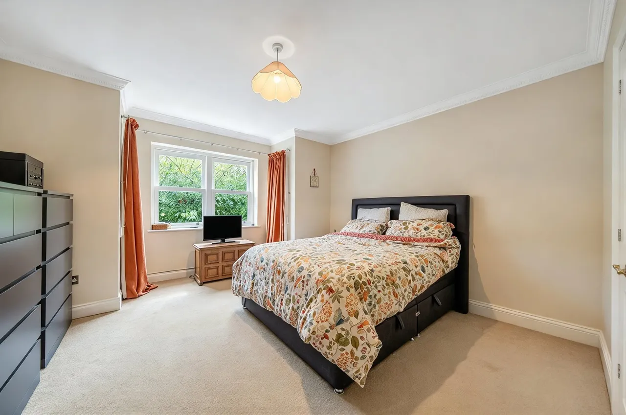 Hatfield Close, West Byfleet, KT14, photo 3