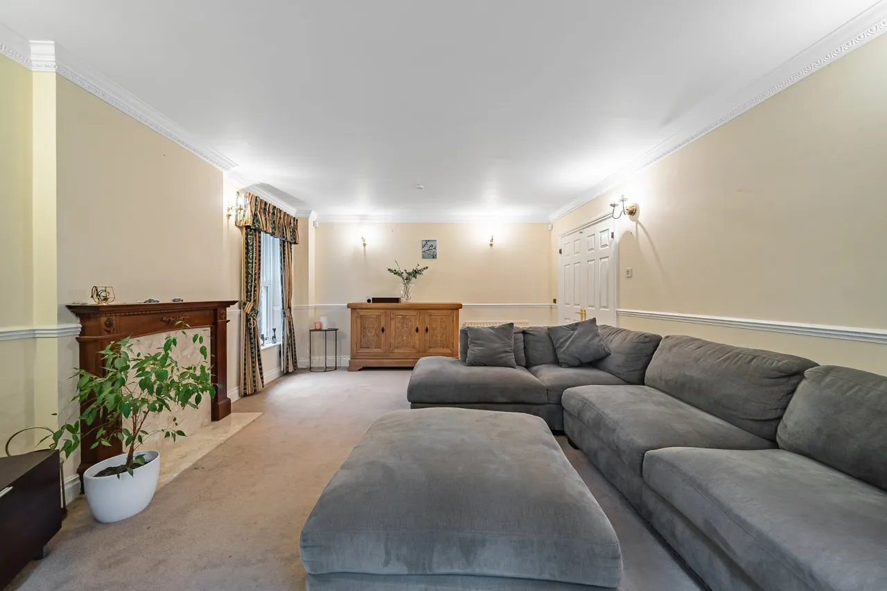 Hatfield Close, West Byfleet, KT14, photo 2