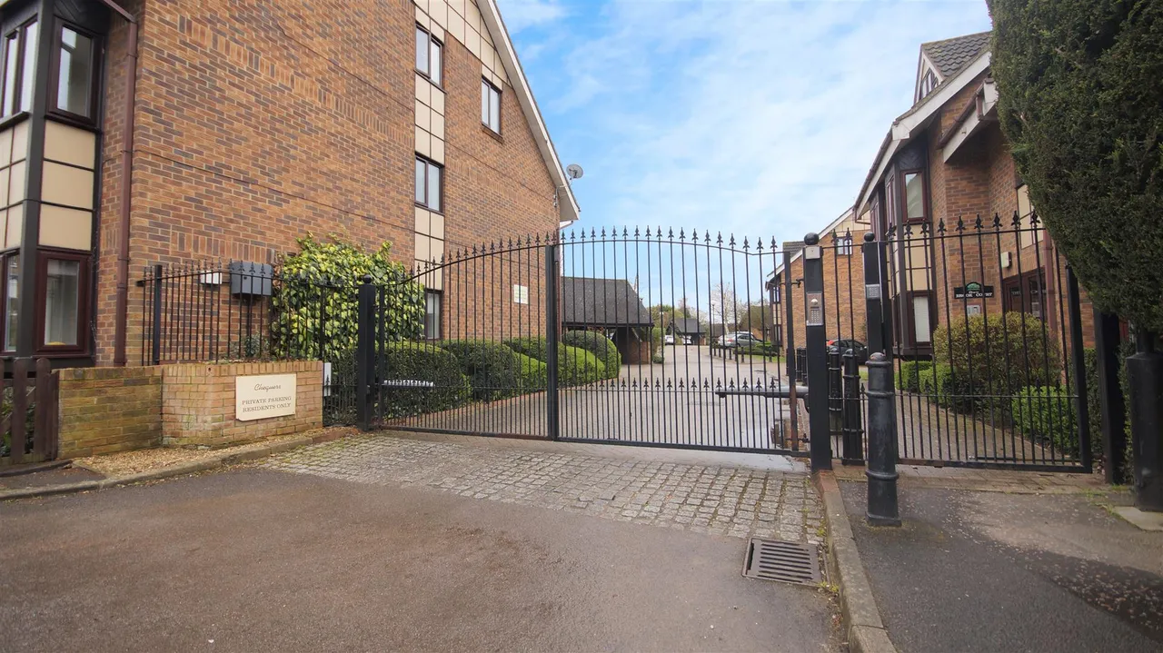 Connaught Court, The Chequers, Hills Road, Buckhurst Hill, photo 2
