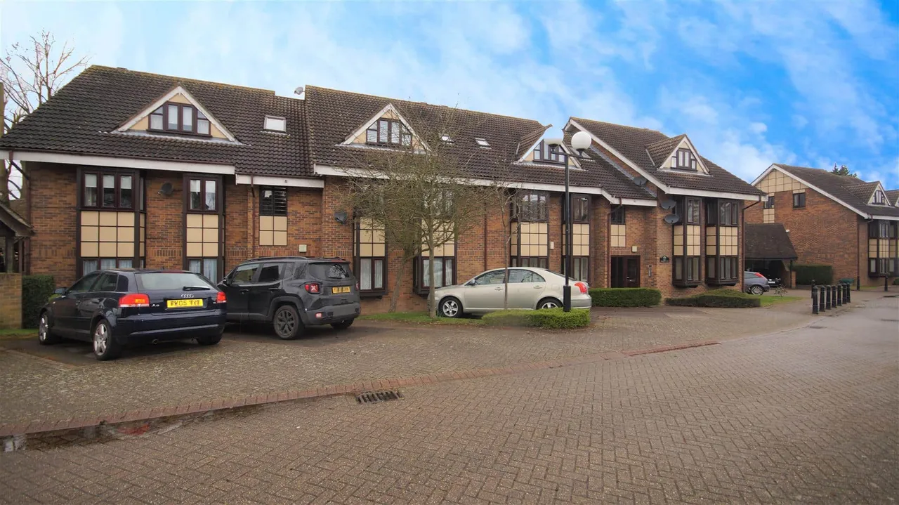 2 bed flat for sale — Connaught Court, The Chequers, Hills Road, Buckhurst Hill