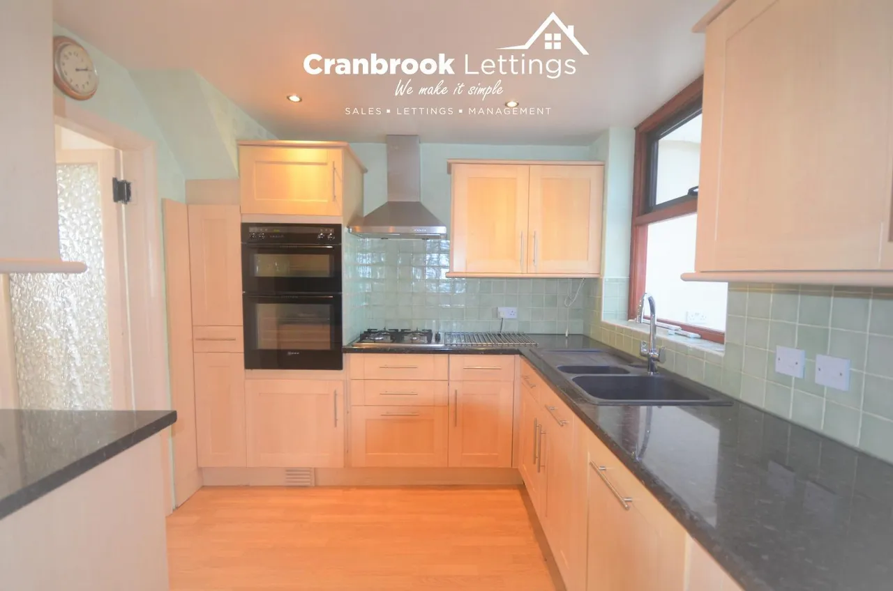 3 bed house to rent — Headley Drive, IG2 6QL