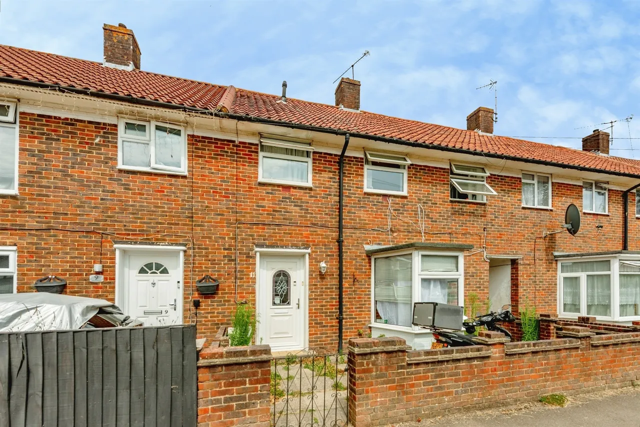 3 bed house for sale, Shaws Road, Crawley, RH10
