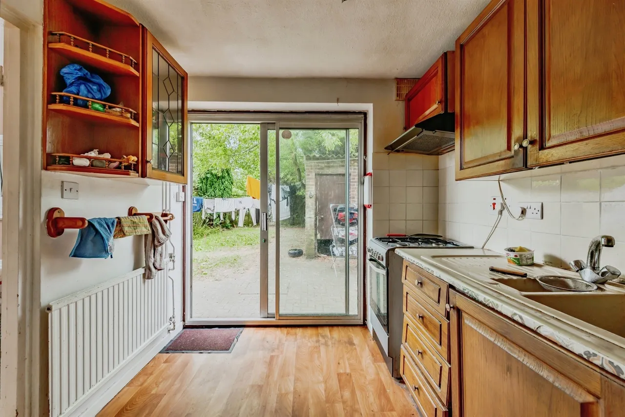 Shaws Road, Crawley, RH10, photo 3