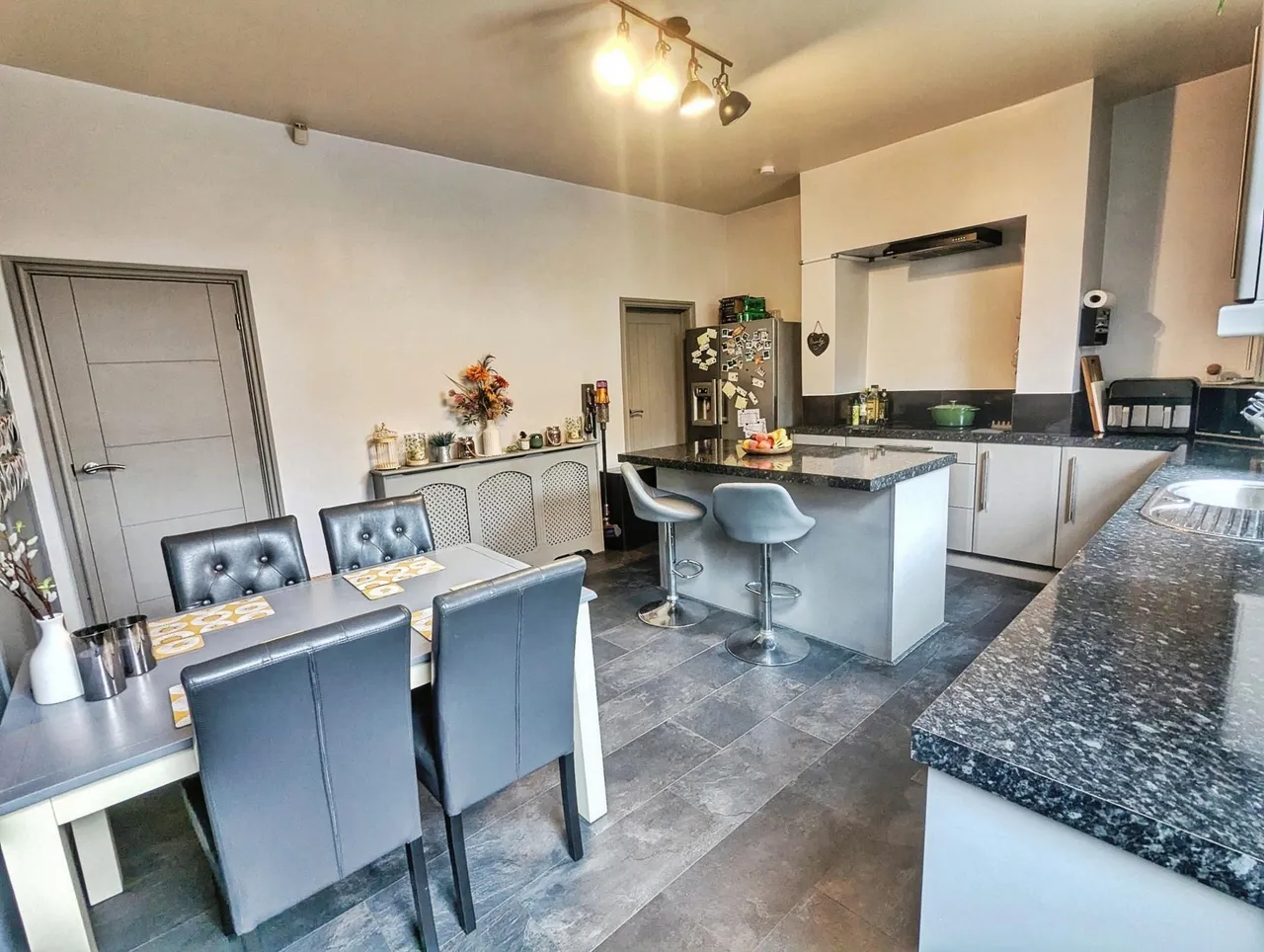 Flanshaw Lane, Wakefield, WF2, photo 3