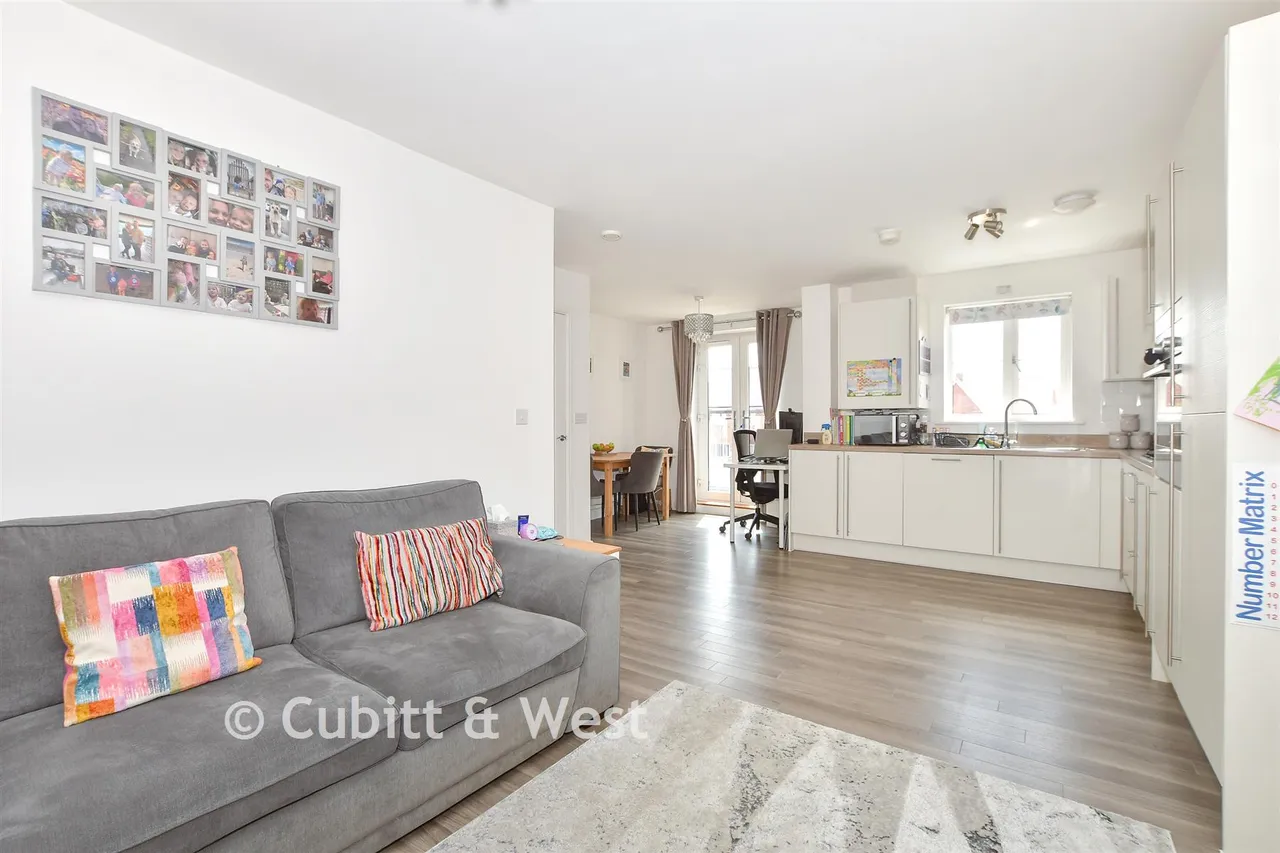 Daffodil Crescent, Crawley, RH10, photo 5