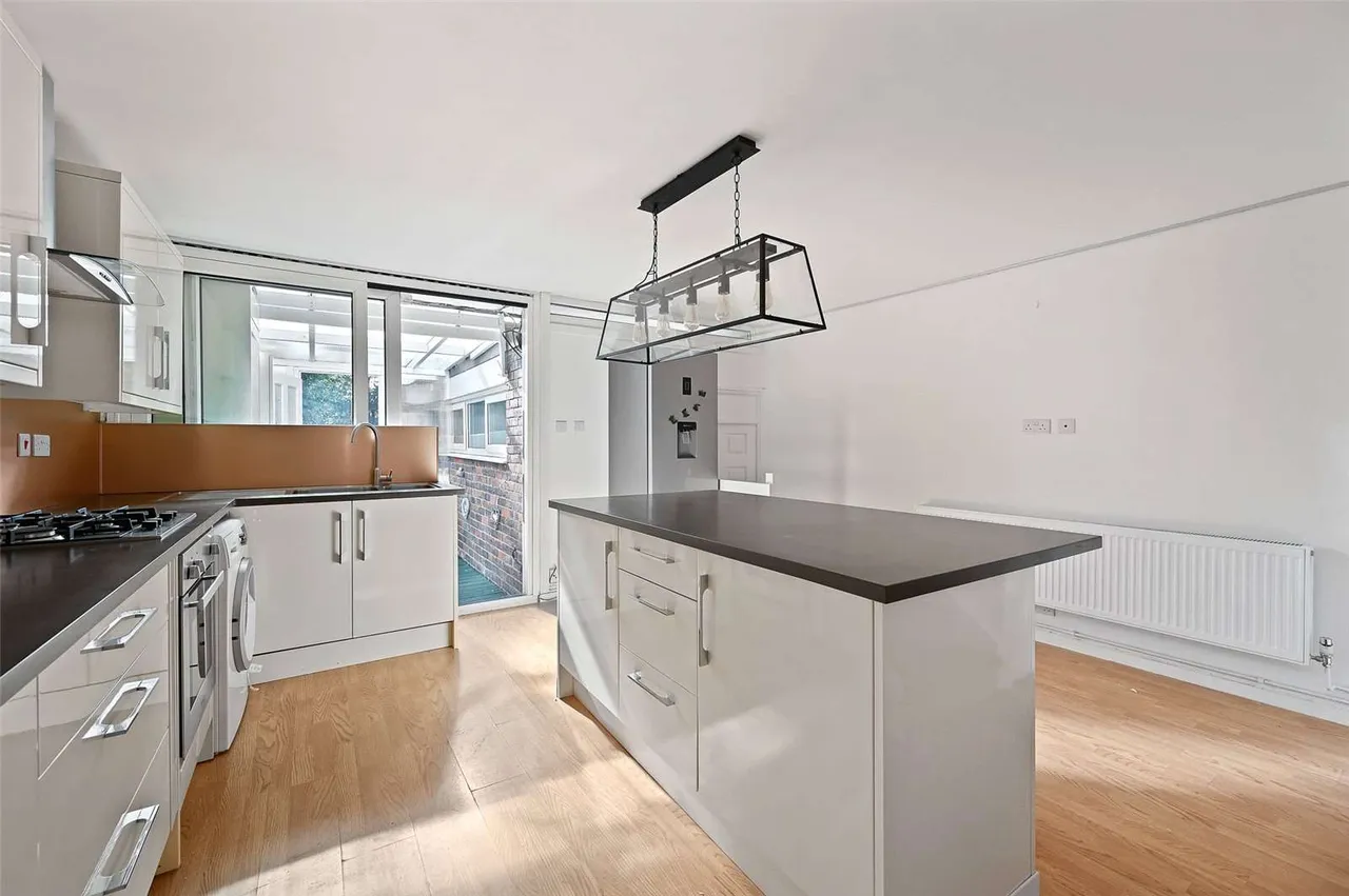3 bed house to rent — Leaf Close, Northwood, Middlesex, HA6 2YY