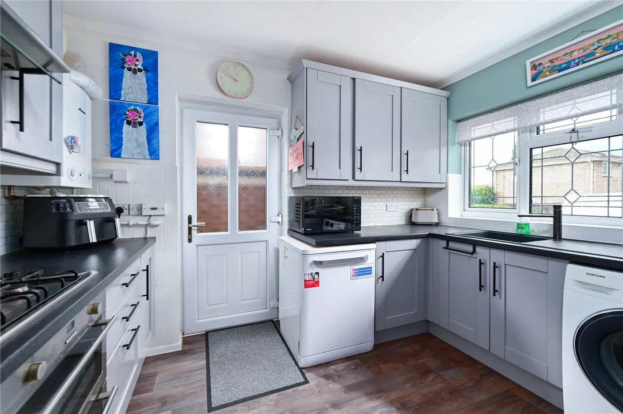 Ash Lodge Drive, Ash, Guildford, Surrey, GU12 6LP, photo 5