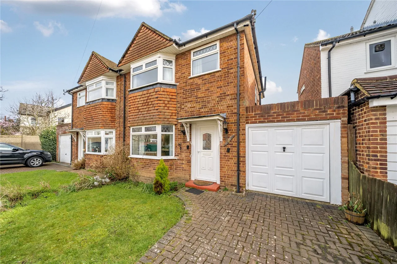 3 bed house for sale — Garden Close, Hampton, TW12 3EG