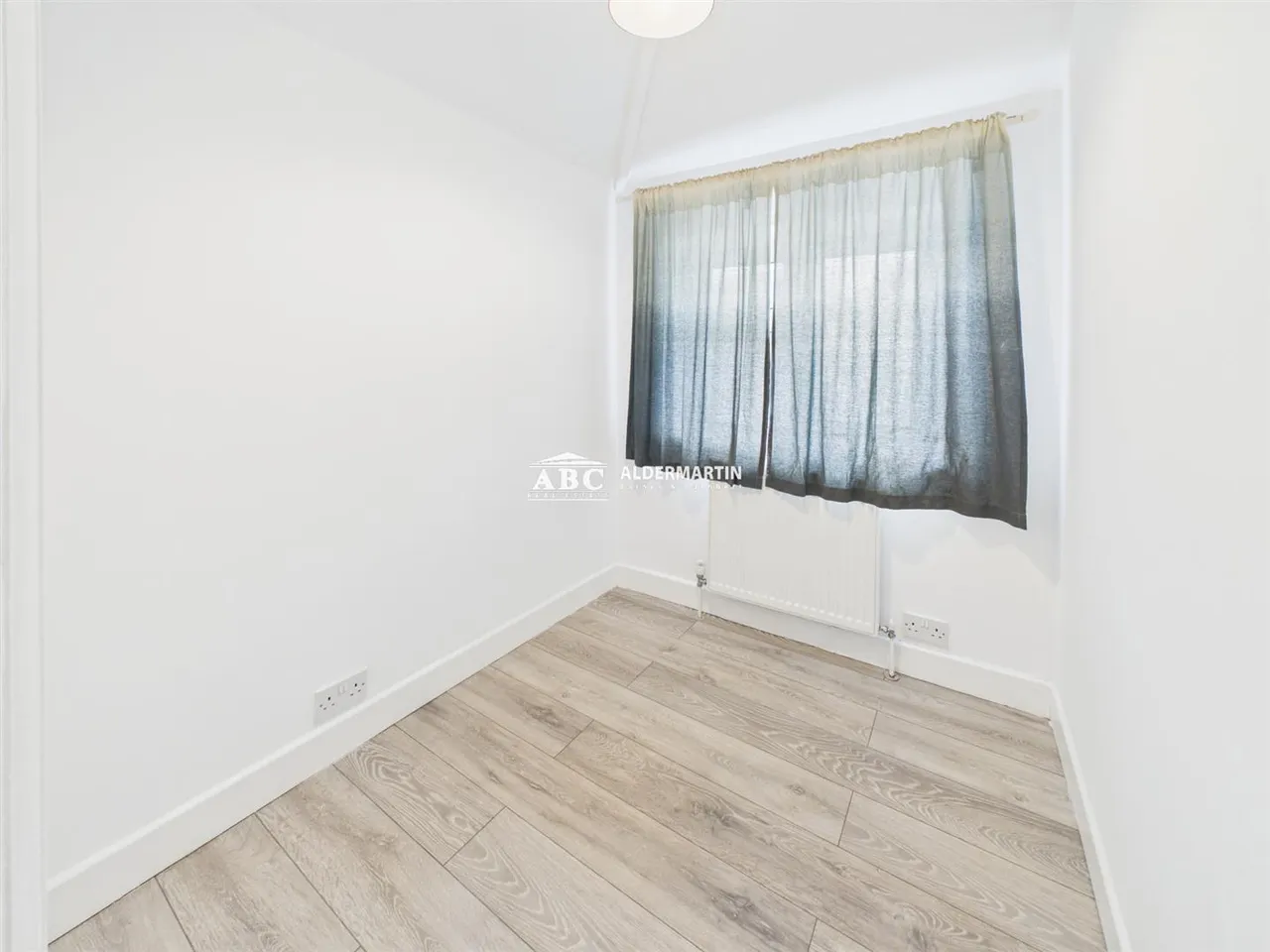 Albany Crescent, Edgware, photo 14