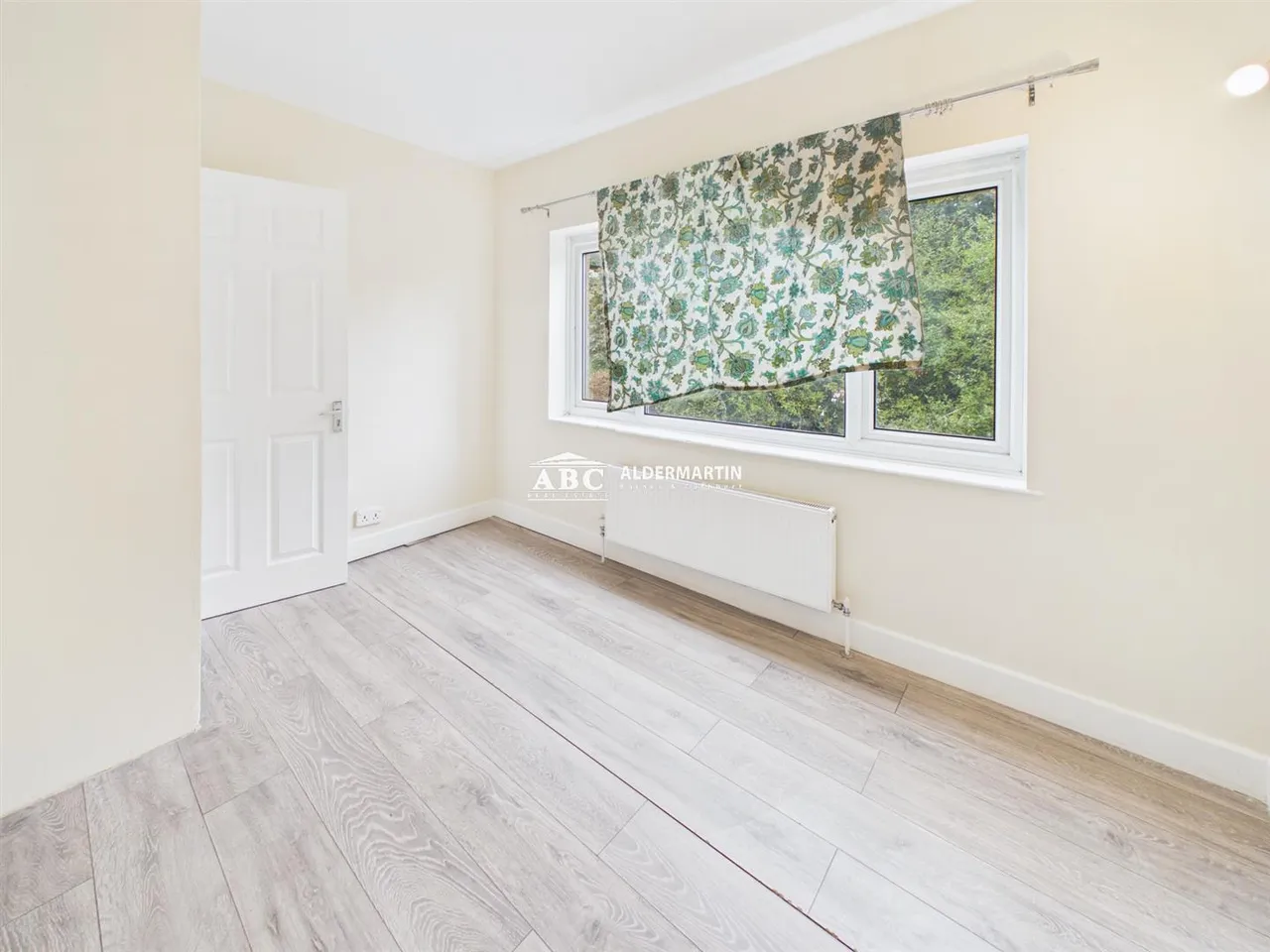 Albany Crescent, Edgware, photo 13