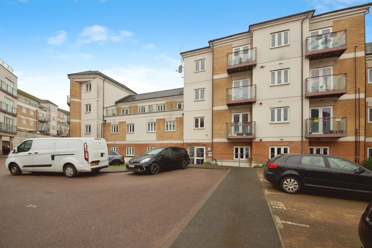 2 bed flat for sale — Cezanne Road, WATFORD