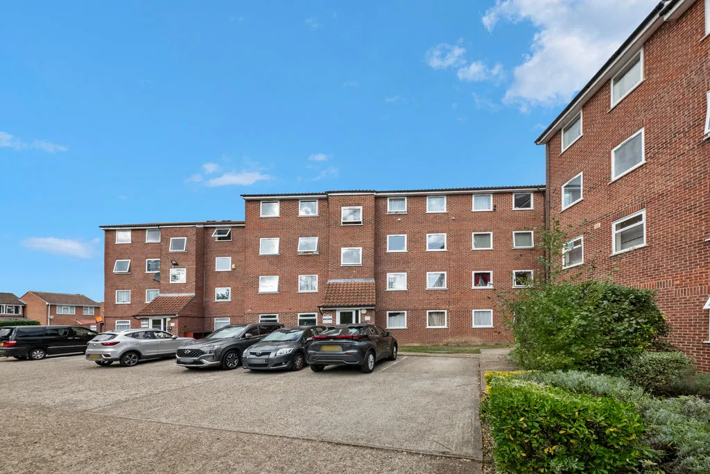 2 bed flat for sale, Huxley Close, Northolt, UB5
