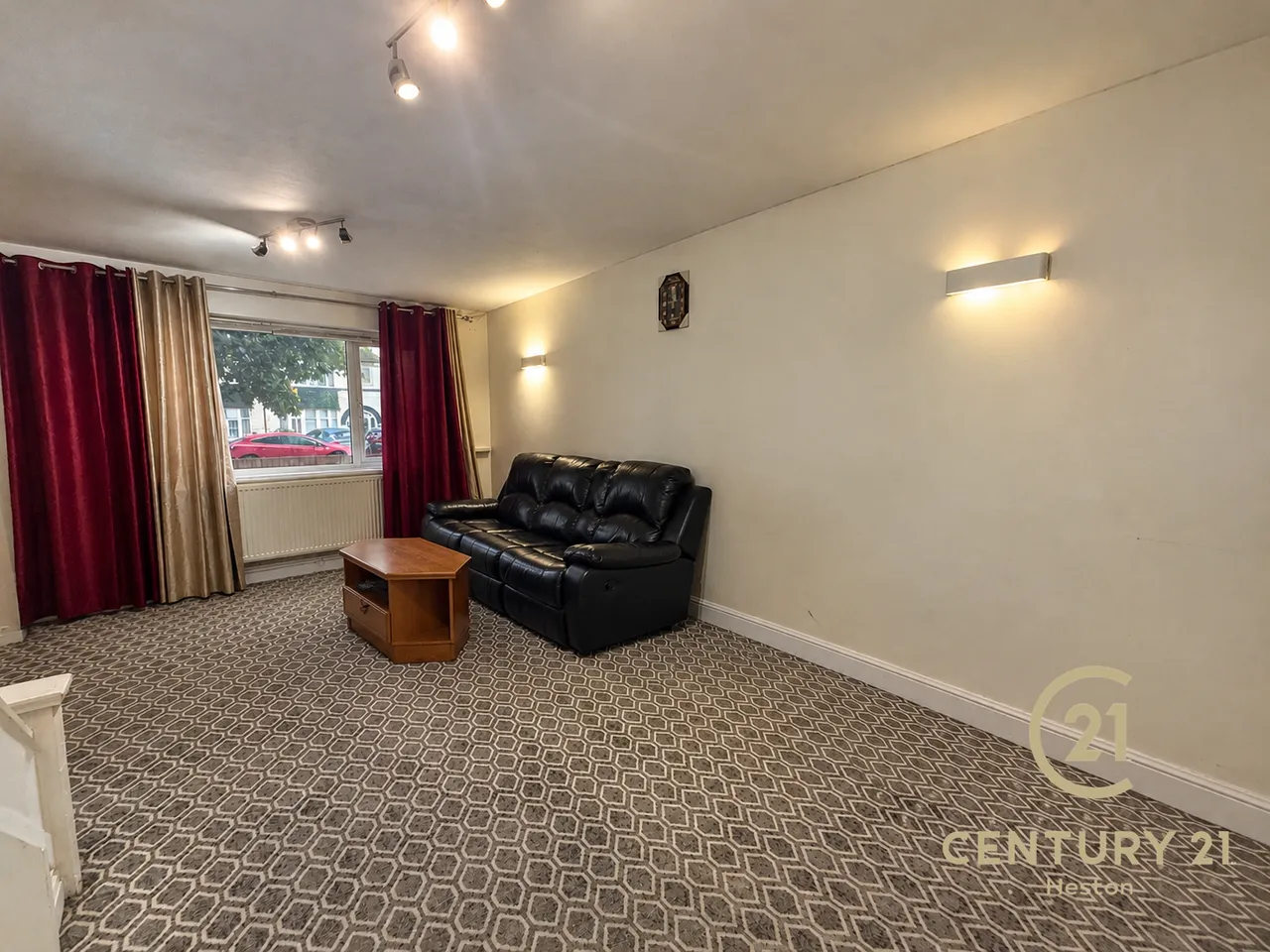 High Street, Harlington, UB3, photo 2