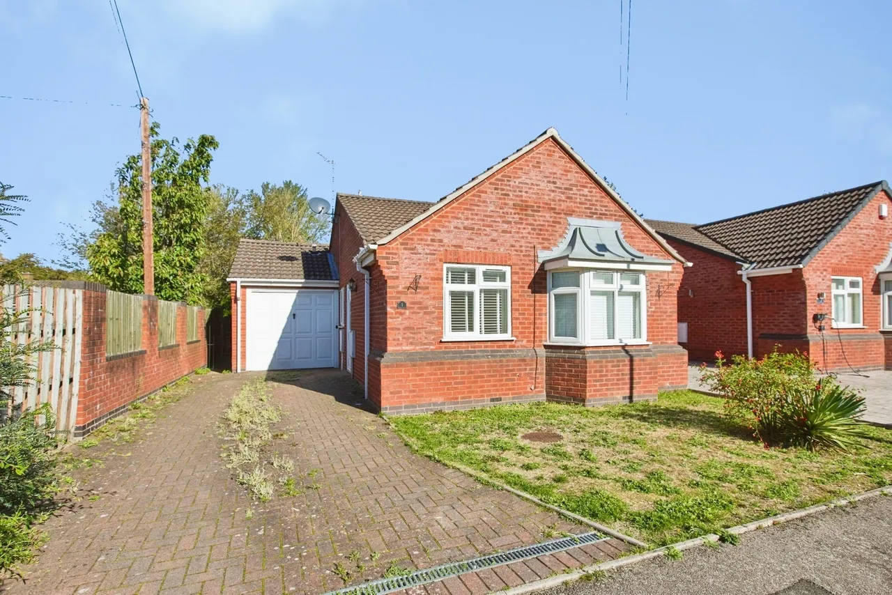 2 bed house for sale, Lapley Drive, Stretton, DE13