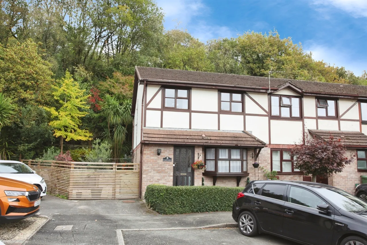 3 bed house for sale — Glan-Y-Ffordd, Taffs Well, Cardiff