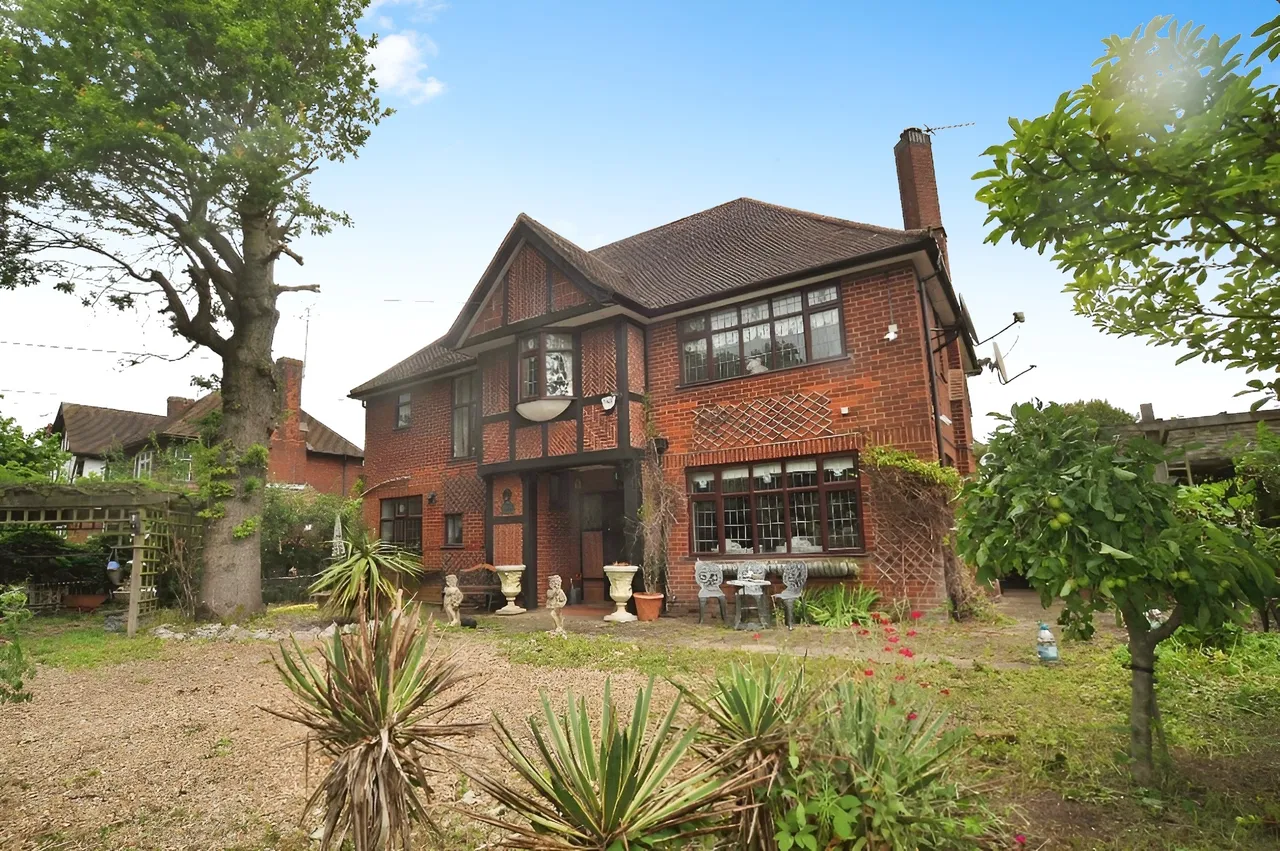 5 bed house for sale — London Road, Luton