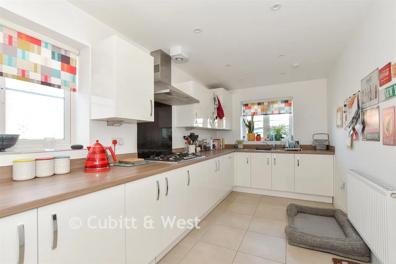 Corden Place, Codmore Hill, RH20, photo 2