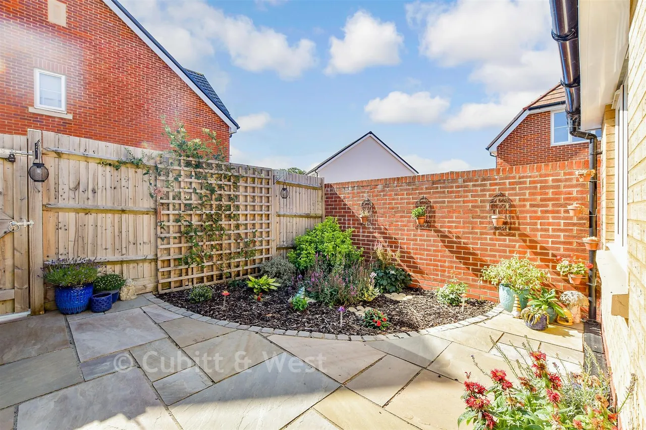 Corden Place, Codmore Hill, RH20, photo 14