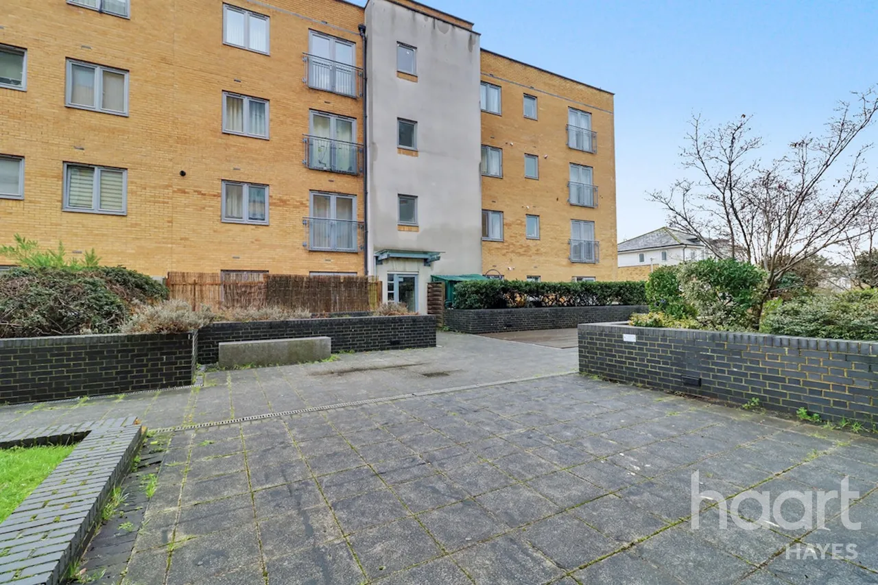2 bed flat for sale, Waxlow Way, Northolt, UB5