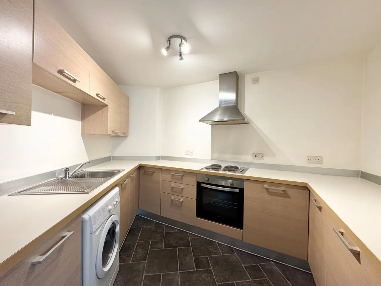 Carlton Court, Barnsley, S71, photo 5