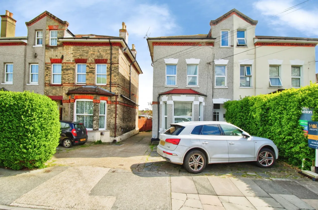 1 bed flat for sale, Athelstan Road, Romford, RM3