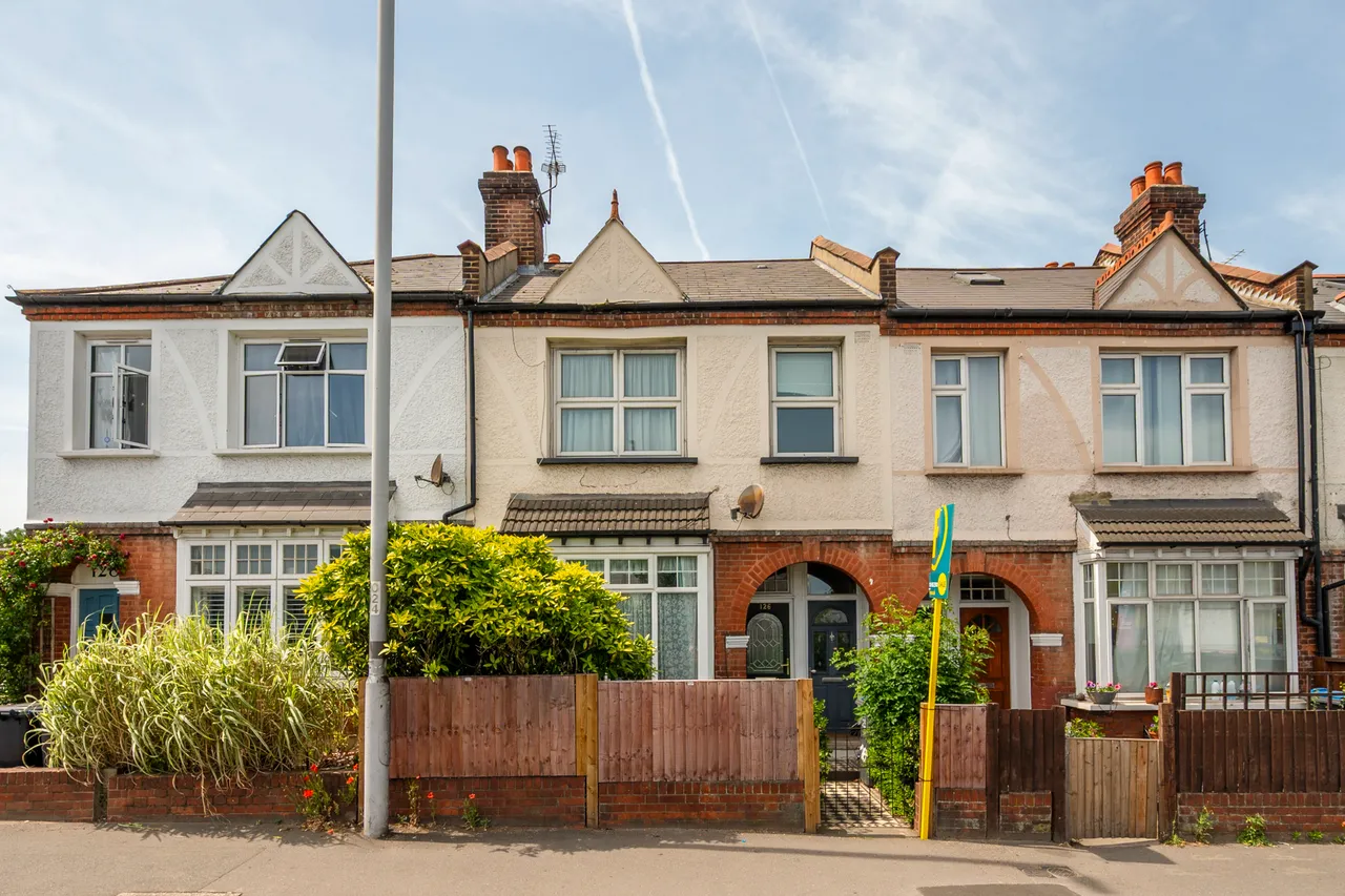 3 bed flat for sale — 126a Morden Road, London