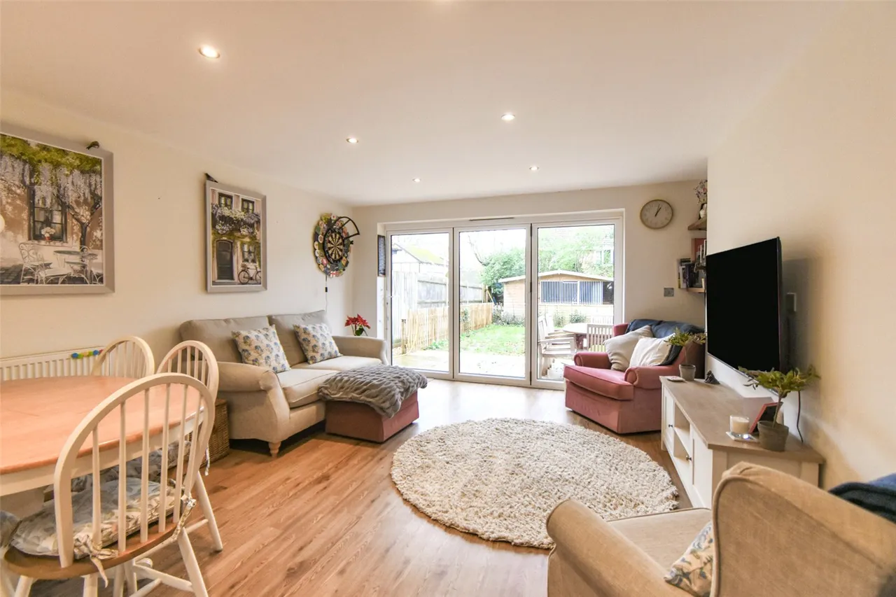 Cresley Drive, London Road, Hook, Hampshire, RG27 9GY, photo 2