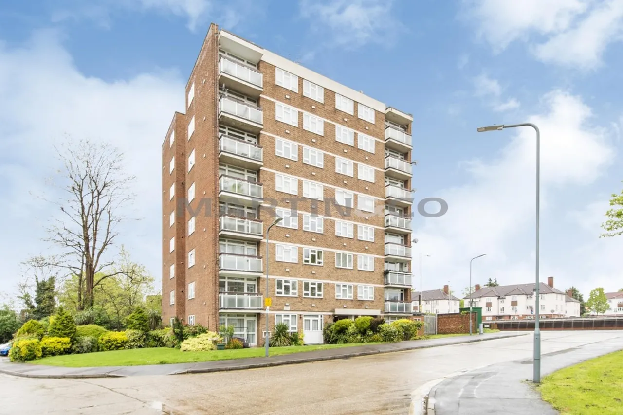 2 bed flat to rent — Gardner Close, Wanstead