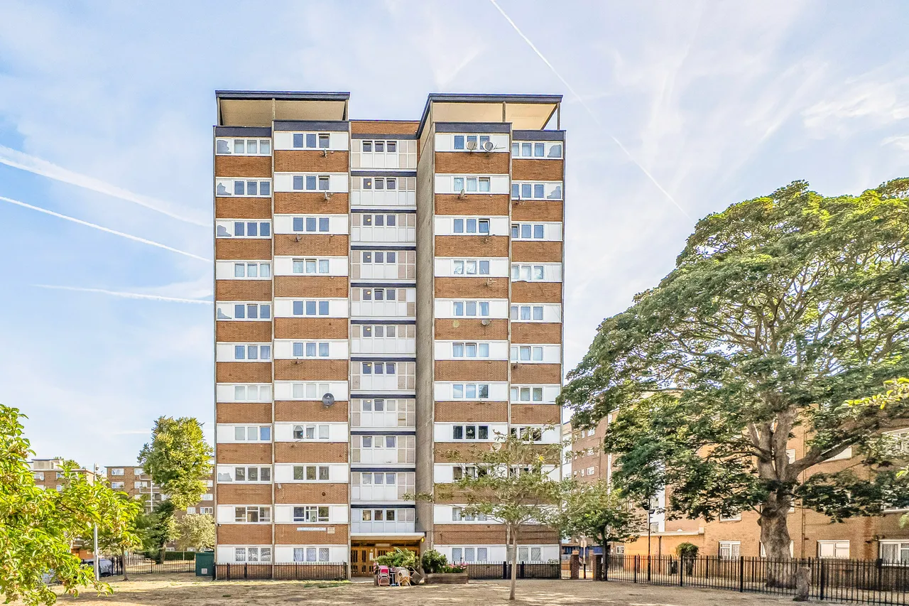 2 bed flat for sale — 27 Whittaker Court, Studley Road, London