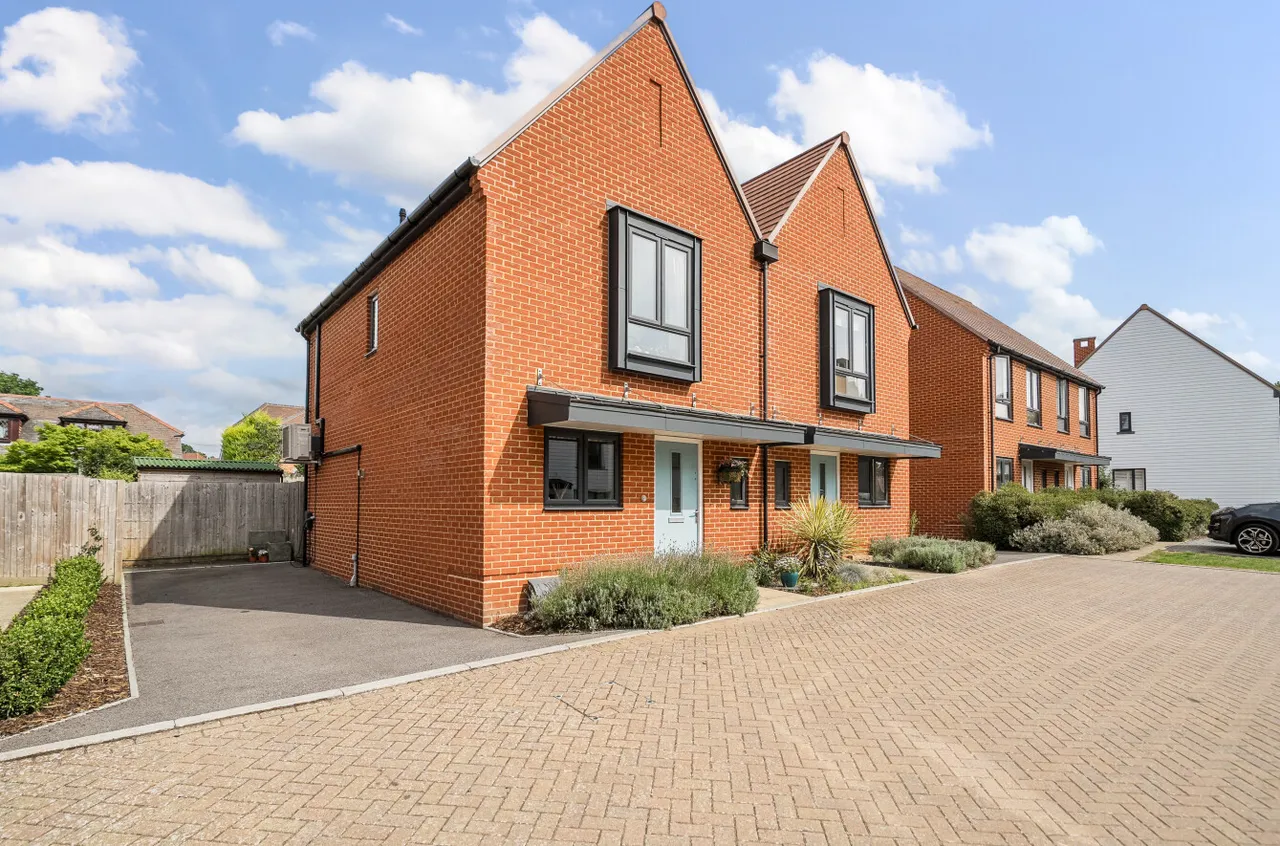 2 bed house for sale — Kings Place, West End, Woking, Surrey, GU24 9BN