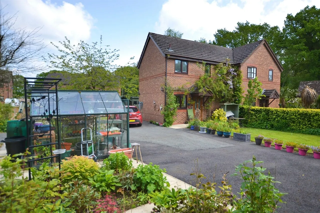 2 bed house for sale, Dooleys Grig, Macclesfield