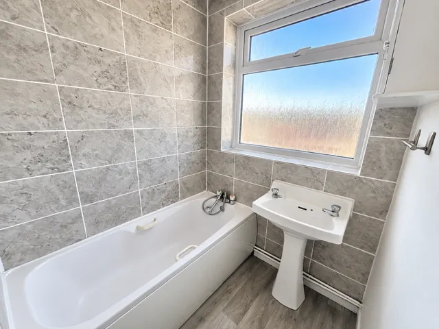 Pott Hall Road, IP28, photo 6