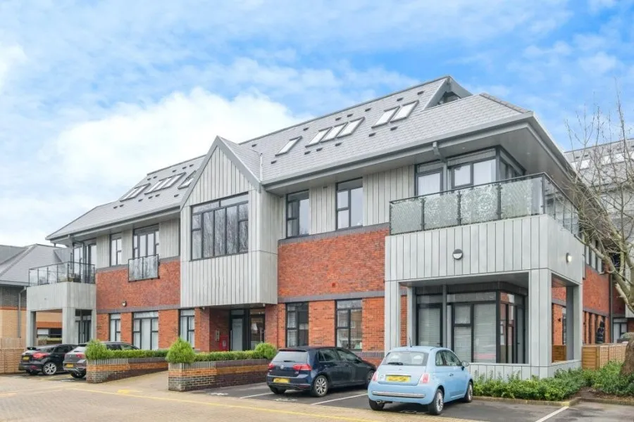 2 bed flat to rent, Wells Court, Woking, GU21