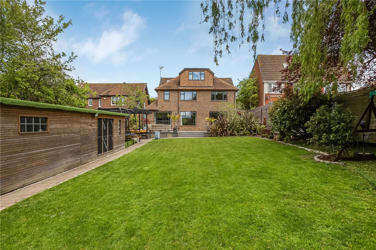 Great North Road, Bell Bar, Brookmans Park, Hertfordshire, AL9 6DA, photo 24