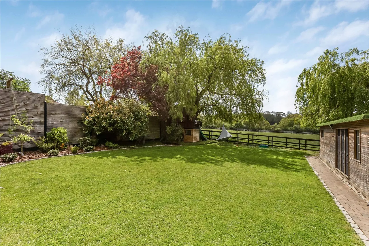 Great North Road, Bell Bar, Brookmans Park, Hertfordshire, AL9 6DA, photo 27