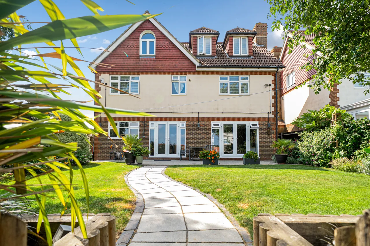 7 bed house for sale, Old George Court, Rochester, ME3