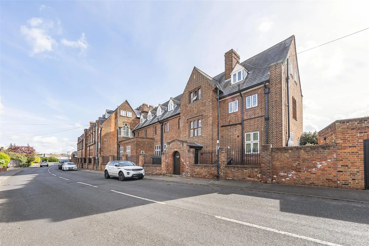2 bed property for sale — Hatch Lane, Windsor, SL4 3QR