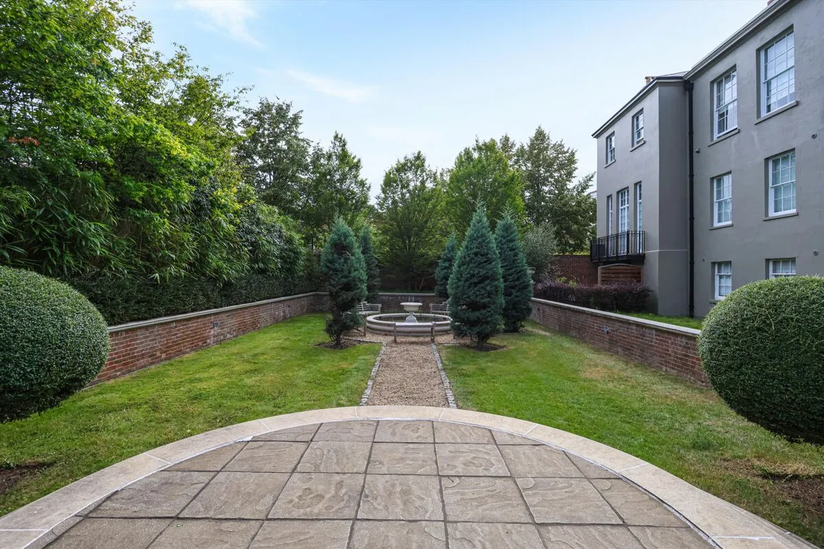 High Street, Esher, KT10, photo 13