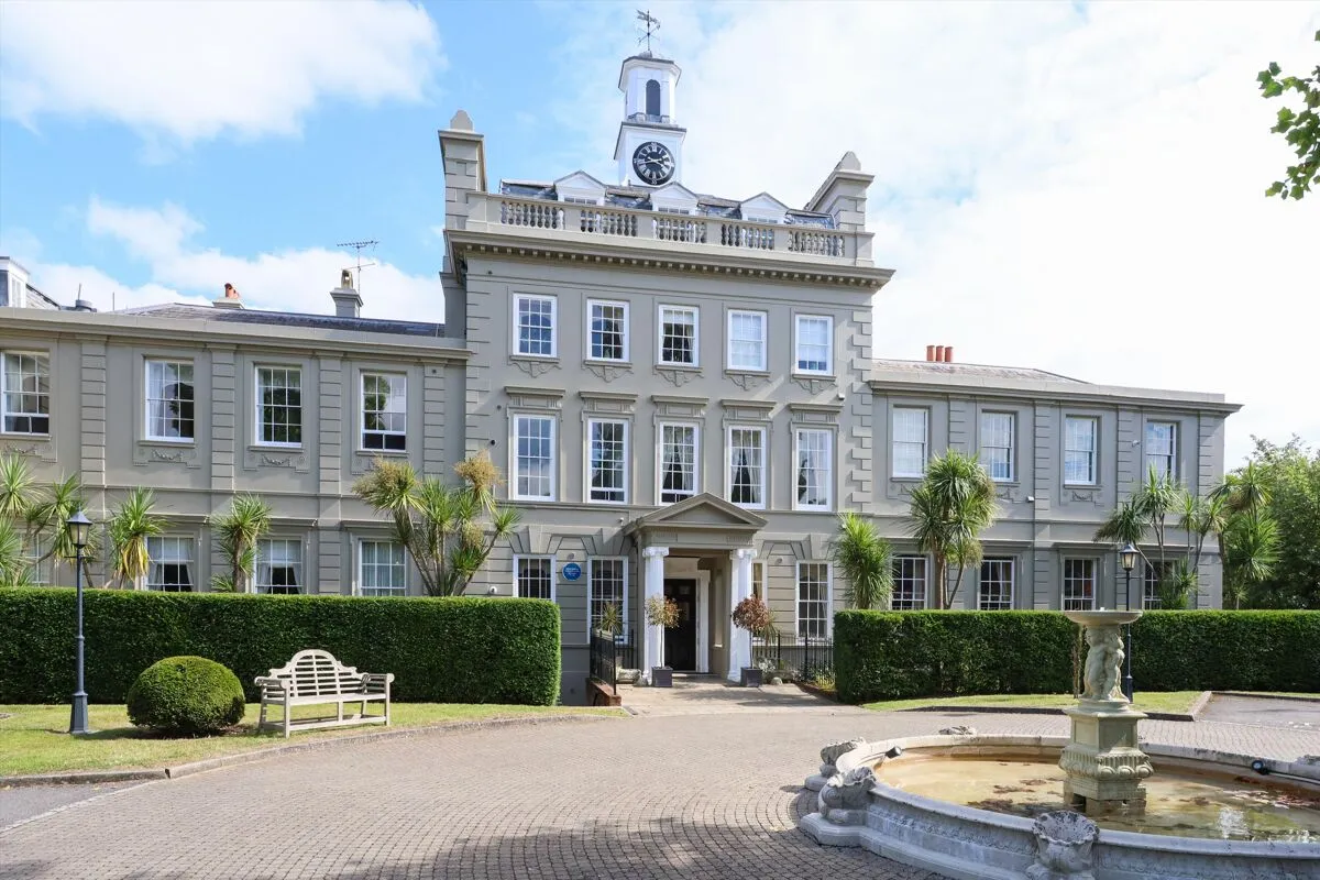 2 bed flat for sale, High Street, Esher, KT10